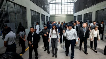 Secretarul american pentru Securitate Internă, Kristi Noem, a vizitat închisoarea din El Salvador. 238 de venezueleni au fost deportați recent