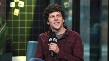 Actorul și regizorul Jesse Eisenberg a primit cetățenie poloneză cu o zi înainte să fie anunțat că Polonia reintroduce serviciul militar