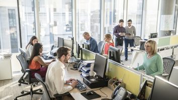 Doi din trei români sunt pregătiți să se reprofileze în cazul unei crize economice. Care sunt meseriile pe care românii le caută pentru stabilitate?