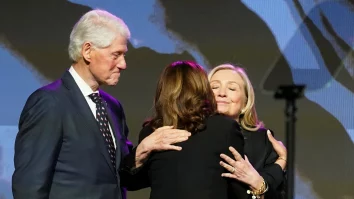 Președintele Donald Trump a revocat autorizațiile de securitate pentru mai mulți oficiali democrați. Sunt vizate Kamala Harris și Hillary Clinton