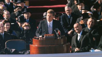 80.000 de pagini din dosarele lui John F. Kennedy devin publice. Desecretizarea documentelor a început în 1990