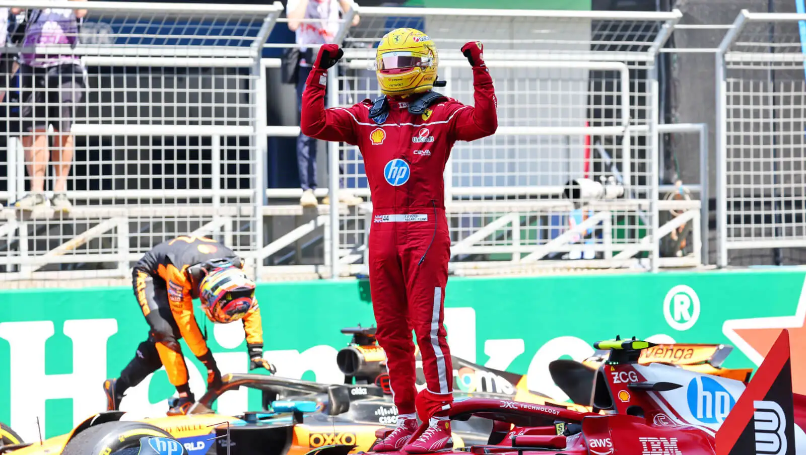 Lewis Hamilton a obținut prima sa victorie pentru Ferrari la Marele Premiu al Chinei. Piastri termină pe locul doi