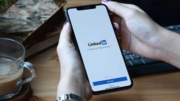 LinkedIn envy e noua anxietate a Generației Z. Tinerii sunt invidioși pe succesul altora la job