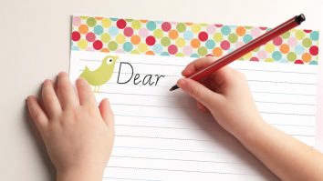 Suntem prieteni, rămâne scris. Copiii din Napoli și Rofrano, un sat italian, comunică prin scrisori de doi ani