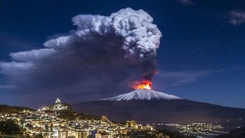 Selfie-uri periculoase. Unii turiști ajung pe vulcanul Etna în pantofi cu toc, pantaloni scurți sau pe bicicletă