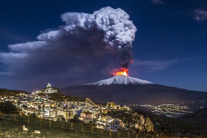 Selfie-uri periculoase. Unii turiști ajung pe vulcanul Etna în pantofi cu toc, pantaloni scurți sau pe bicicletă