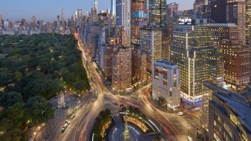 Ferestrele descoperite sunt noul trend al luxului: De ce bogații din New York nu trag perdelele