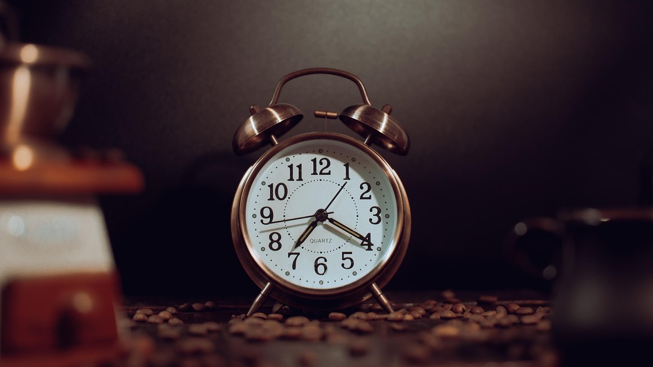 România va dormi cu o oră mai puțin: De ce încă trecem la ora de vară