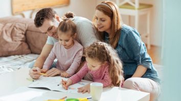 Universitatea Yale: Părinții au o sănătate mentală mai bună. Radu Leca, psiholog: „Părinții anxioși își doresc să fie perfecți în parenting”