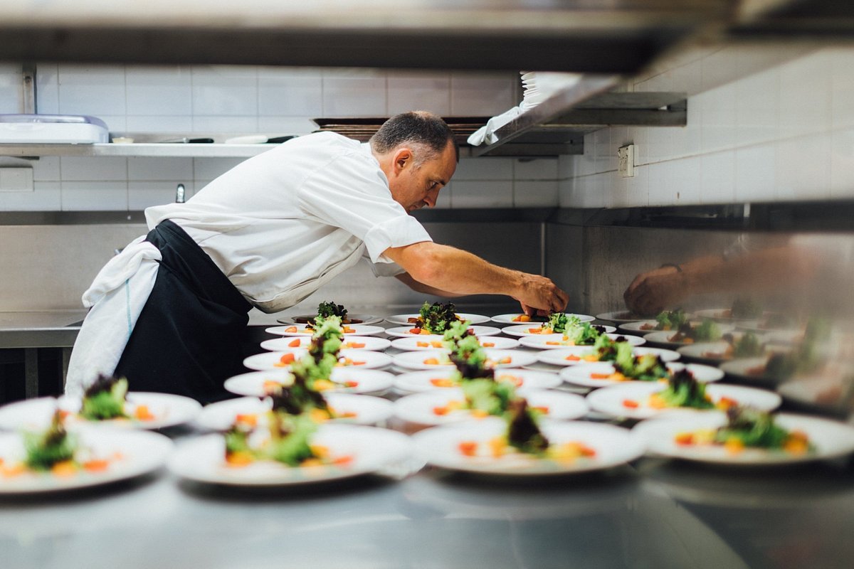 Orice masă poate deveni un preparat demn de fine dining. Alexandru Strugari, chef bucătar: „Putem să înlocuim proteina clasică cu ceva mai premium”