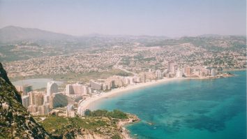 Costa Blanca te surprinde. O fostă așezare pescărească din regiunea Valencia atrage mii de turiști