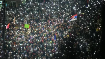 Peste 300.000 de oameni au ieșit în stradă împotriva lui Vucic. Opoziția din Serbia acuză autoritățile că au folosit tunuri sonice