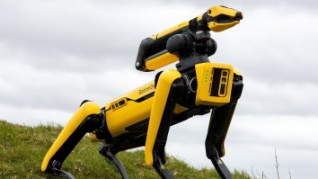 Chinezii au început să își păzească parcurile cu câini roboți. Aceștia sunt luați de acasă pentru o plimbare cu autobuzul