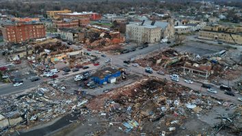 40 de oameni au murit în urma tornadelor care au afectat Midwestul și Sudul SUA. Sute de case și școli au fost distruse