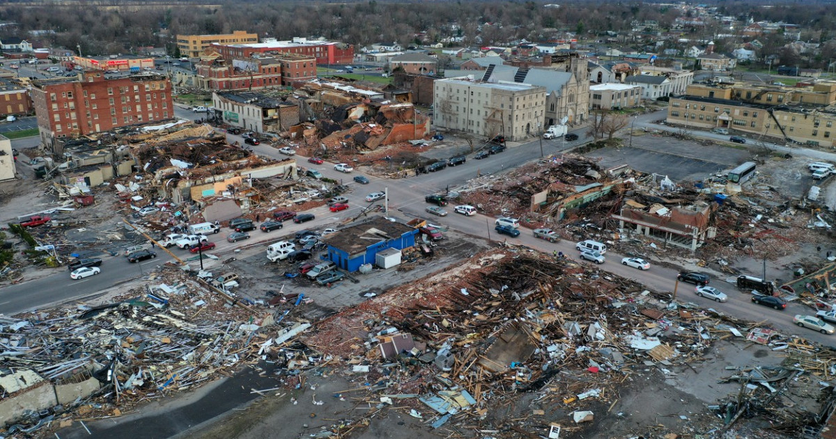 40 de oameni au murit în urma tornadelor care au afectat Midwestul și Sudul SUA. Sute de case și școli au fost distruse