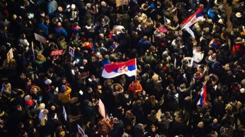 Studenții din Serbia blochează televiziunea publică în semn de protest împotriva guvernului lui Vučić