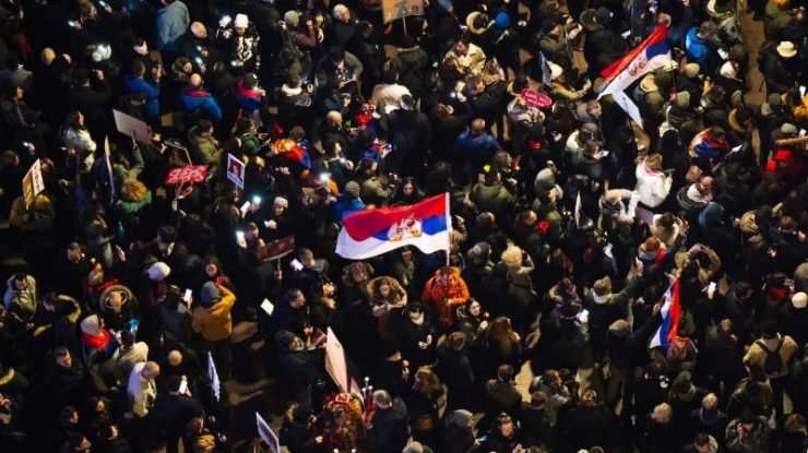 Studenții din Serbia blochează televiziunea publică în semn de protest împotriva guvernului lui Vučić