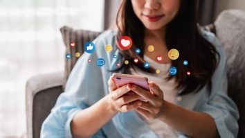 Macron vrea interzicerea social media pentru copiii sub 15 ani. România are în Parlament o lege care să stabilească „majoratul digital” la 16 ani