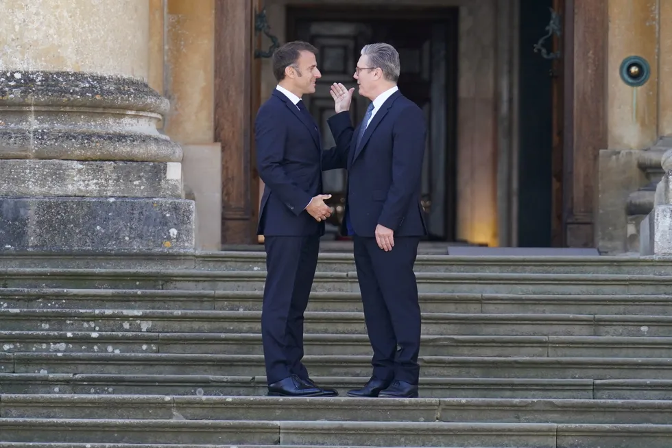 Marea Britanie și Franța lucrează împreună cu Ucraina la un acord de încetare a focului cu Rusia. Keir Starmer îl va discuta ulterior cu Trump