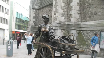 Statuia lui Molly Malone din Dublin este pipăită pe sâni de turiști. De ce tot mai mulți oameni apelează la acest gest