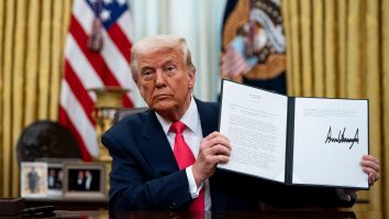 Trump amenință UE cu tarife de 200% pentru vin și șampanie