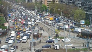 „Regula fermoarului”, odată implementată, ar putea fluidiza traficul în România. Titi Aur, fost pilot de raliu: „Aceasta anulează regula de prioritate într-un anumit loc”