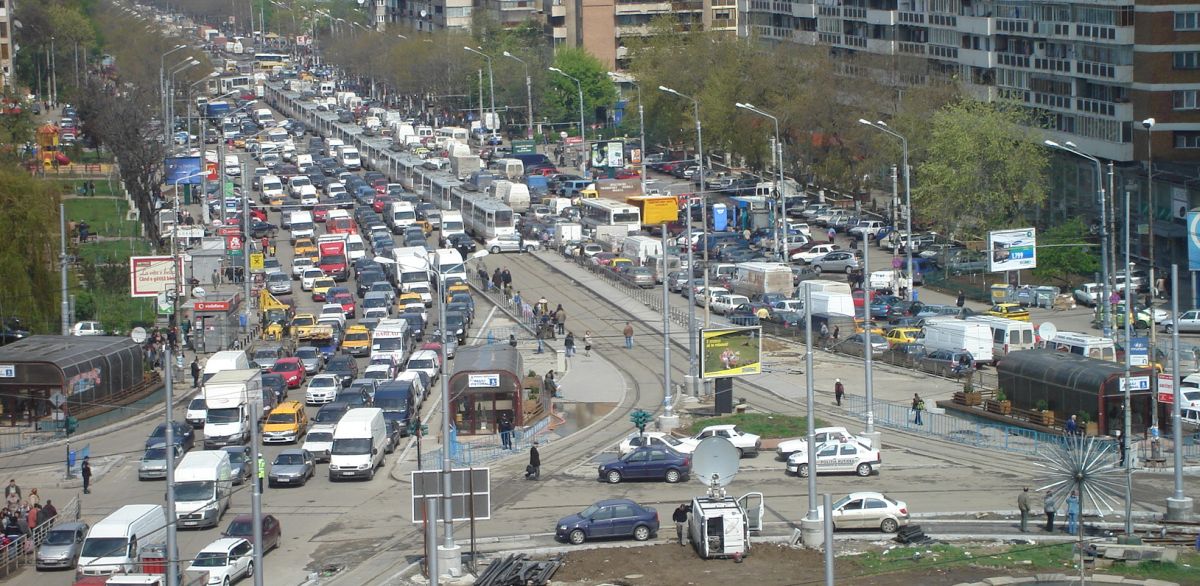„Regula fermoarului”, odată implementată, ar putea fluidiza traficul în România. Titi Aur, fost pilot de raliu: „Aceasta anulează regula de prioritate într-un anumit loc”