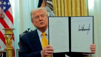 Donald Trump a semnat un ordin executiv care a dus la reducerea activității Voice of America. 1.300 de persoane au fost „trimise în concediu”