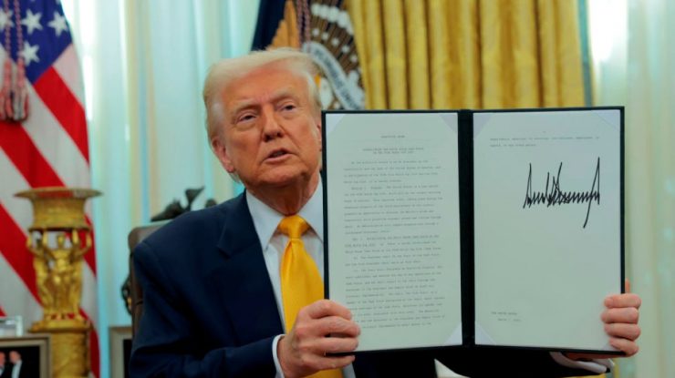 Donald Trump a semnat un ordin executiv care a dus la reducerea activității Voice of America. 1.300 de persoane au fost „trimise în concediu”