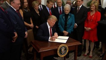 Trump semnează un ordin executiv privind desființarea Departamentului Educației