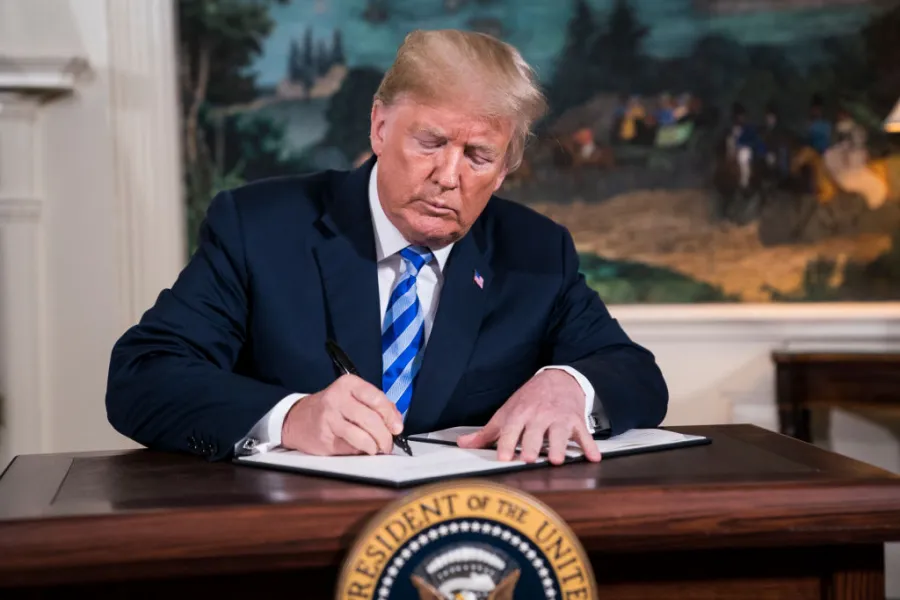 Donald Trump a semnat un ordin executiv pentru crearea unei rezerve strategice de Bitcoin. Președintele organizează Summitul Cripto la Casa Albă