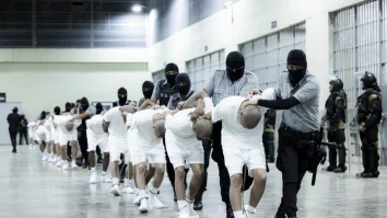 Peste 200 de venezueleni au fost deportați din Statele Unite în El Salvador. Un judecător american a blocat, inițial, această acțiune