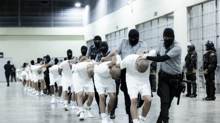 Peste 200 de venezueleni au fost deportați din Statele Unite în El Salvador. Un judecător american a blocat, inițial, această acțiune