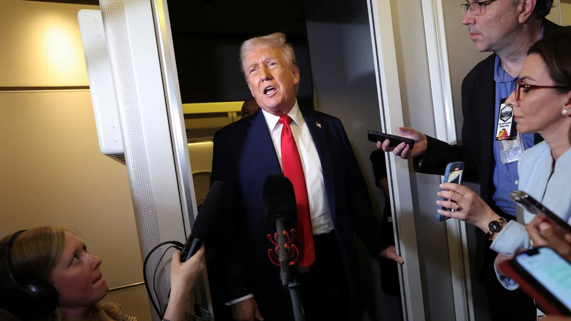 Donald Trump îl avertizează pe Zelenski că va avea „probleme mari” dacă nu semnează acordul mineralelor cu SUA