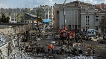 Rusia a lansat un atac cu rachete asupra orașului Sumy din nord-estul Ucrainei, rănind 65 de persoane. Acesta a avariat o școală și un spital