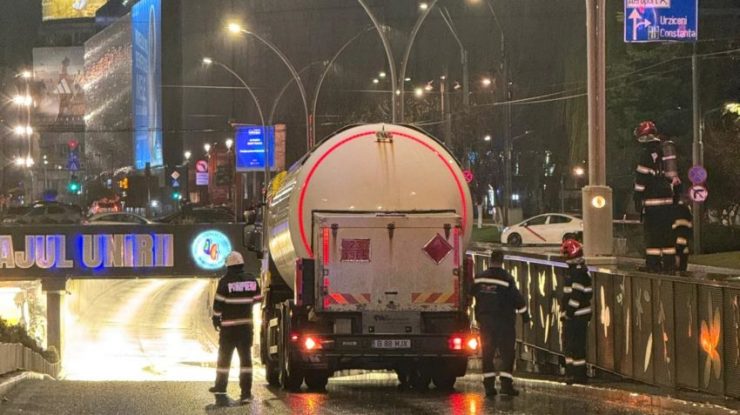 O cisternă încărcată cu GPL s-a oprit într-una din porțile de gabarit ale Pasajului Unirii. Circulația rutieră în zonă a fost oprită temporar