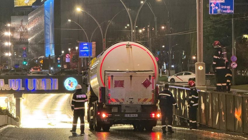 O cisternă încărcată cu GPL s-a oprit într-una din porțile de gabarit ale Pasajului Unirii. Circulația rutieră în zonă a fost oprită temporar