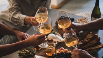 STUDIU. Tinerii nu mai gustă vinurile pentru că nu mai socializează. Persoanele până în 30 de ani sunt afectați de o epidemie de singurătate