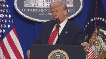 Trump atacă Administrația Biden la Departamentul de Justiție: „Întoarcem pagina a patru ani lungi de corupție, înarmare și predare în fața infractorilor violenți”
