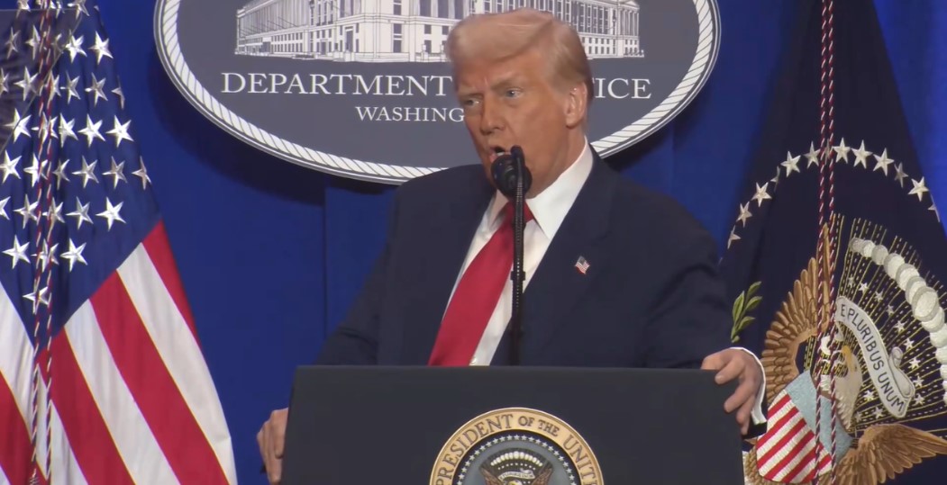 Trump atacă Administrația Biden la Departamentul de Justiție: „Întoarcem pagina a patru ani lungi de corupție, înarmare și predare în fața infractorilor violenți”