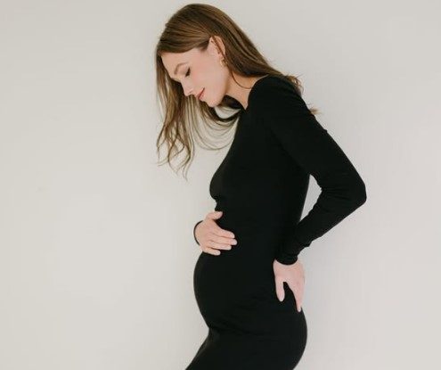 FOTO. Supermodelul Karlie Kloss este însărcinată cu al treilea copil