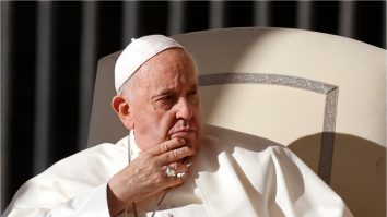 Papa Francisc rămâne într-o stare stabilă, dar prognoza este încă rezervată