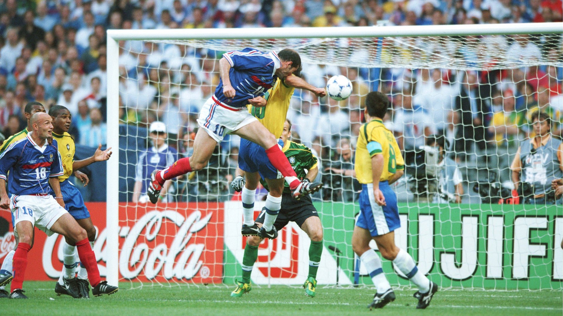 Un tricou suplimentar pregătit pentru Zinedine Zidane în finala Cupei Mondiale din 1998 a fost vândut cu 52.000 de euro. Ce alte obiecte emblematice s-au licitat