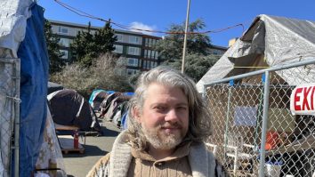 Un bărbat fără adăpost din Seattle vrea să fie primarul orașului. Joe Molloy și-a pierdut casa în pandemie și trăiește în cort