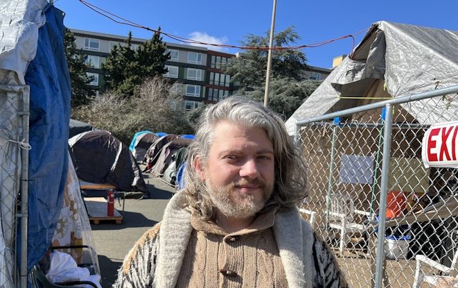 Un bărbat fără adăpost din Seattle vrea să fie primarul orașului. Joe Molloy și-a pierdut casa în pandemie și trăiește în cort