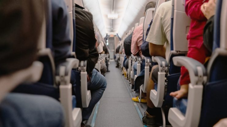 Un cuplu care mergea în vacanță a stat 4 ore lângă corpul neînsuflețit al unei femei în avion. Experienţa a fost „traumatizantă”