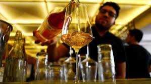 Cheltuielile baby boomers în baruri au crescut cu 4%, în timp ce tinerii beau mai puțin. Radu Leca, psiholog: „Generațiile tinere au mers pe ideea informatizării”