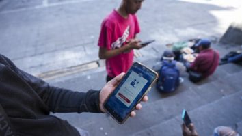 Administrația Trump a lansat o aplicație mobilă care permite migranților ilegali să se autodeporteze, evitând detenția