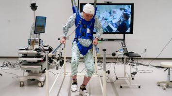 Un bărbat paralizat merge din nou datorită unui implant cerebral. Procedura conectează creierul și coloana vertebrală