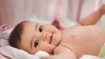 Numele bebelușilor din Italia ar putea fi preluat direct de la mamă. Ce controverse stârnește propunerea